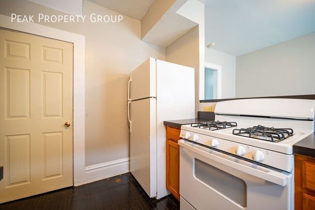 Building Photo - 1480 Summit St