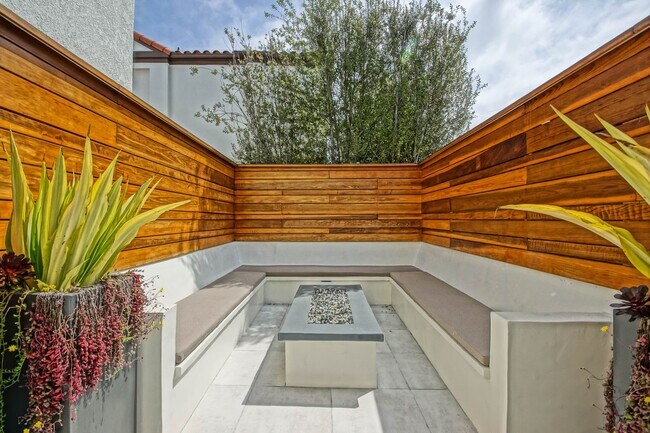 Foto del edificio - Beautifully Remodeled, Detached Front Town...