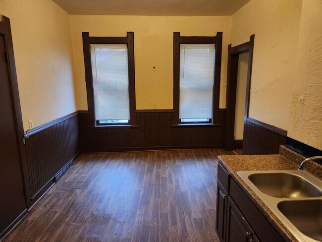 Building Photo - 602WCenterStJ