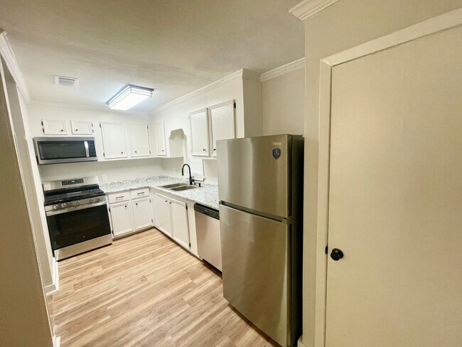 Foto del edificio - 1 Bedroom/1 Bath Duplex Unit Available for Rent in Brandon 042!