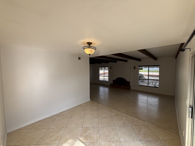 Foto del edificio - 388 Hilltop Dr