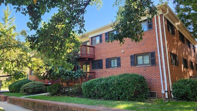 Foto del edificio - Affordable 2BR close to King St Metro