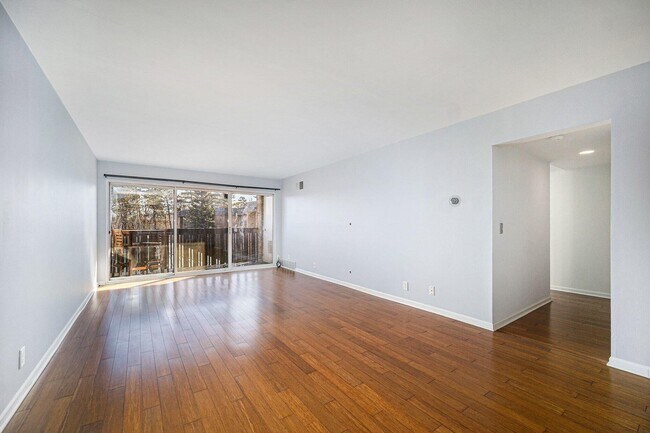 Foto del edificio - 1325 S Maple Rd