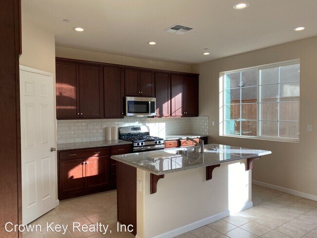 Building Photo - 4 br, 3.5 bath House - 1508 S Oliveira
