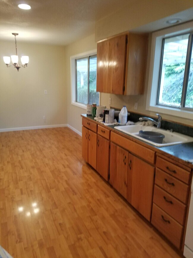 Suelos de madera en la cocina - 1897 NW Dogwood St