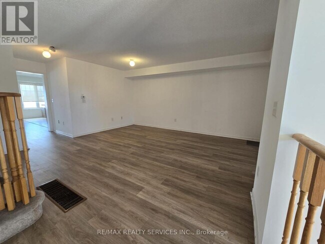 Photo du bâtiment - 43 Seachart Pl