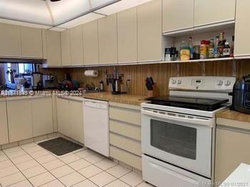 Building Photo - 2500 Parkview Dr