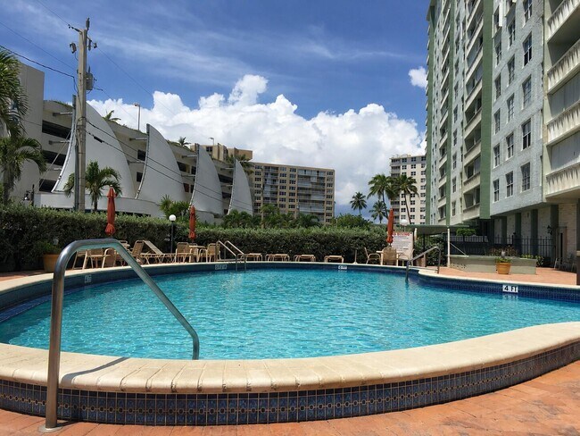 Foto del edificio - 305 N Pompano Beach Blvd