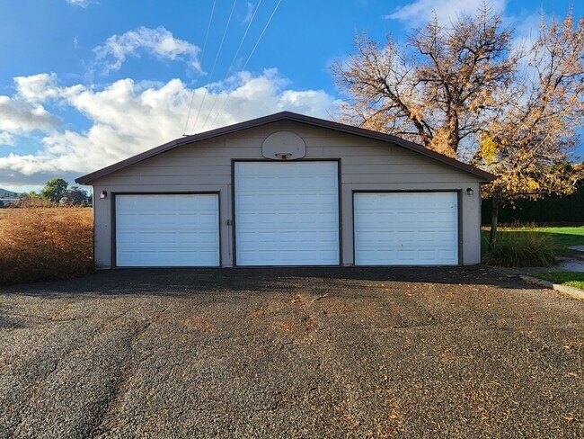 Building Photo - West Richland home for rent with large sho...