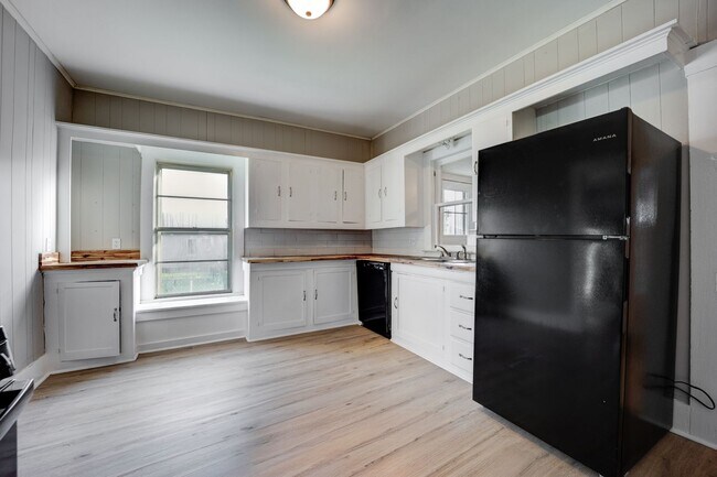 Foto del edificio - FREE MONTH RENT! Freshly Updated 3 Bedroom House