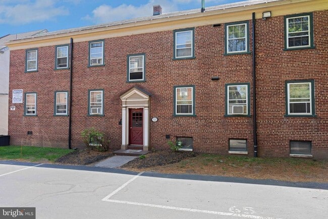Building Photo - 722 North Terrace