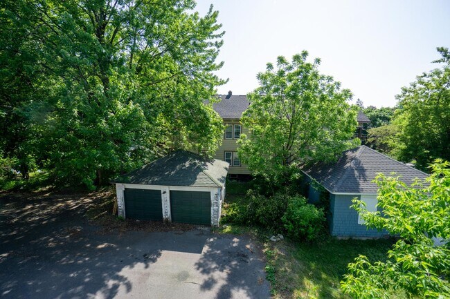 Building Photo - Beautiful Duplex Within Walking Distance T...