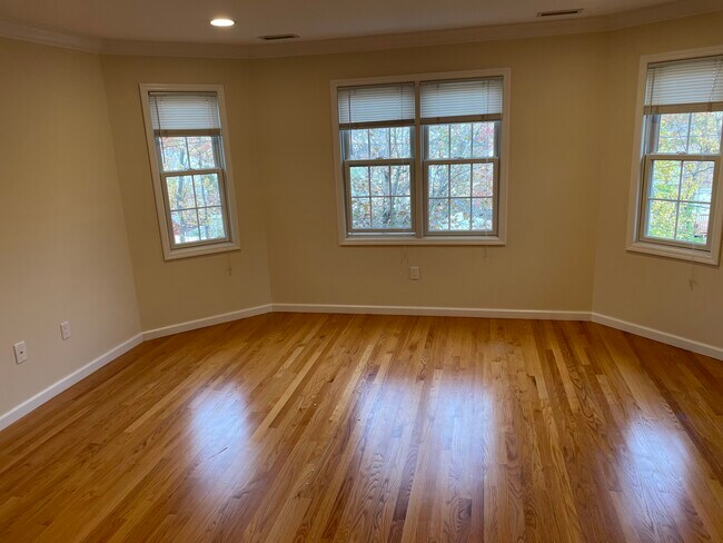 Foto del edificio - 292 Hemlock Ter