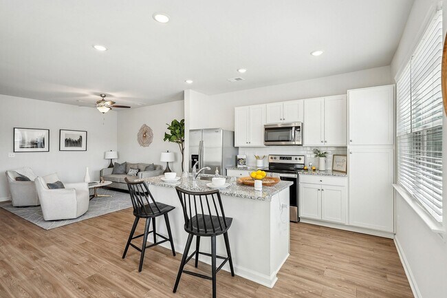 Amplia cocina con electrodomésticos de acero inoxidable. - Covey Homes Kirkland