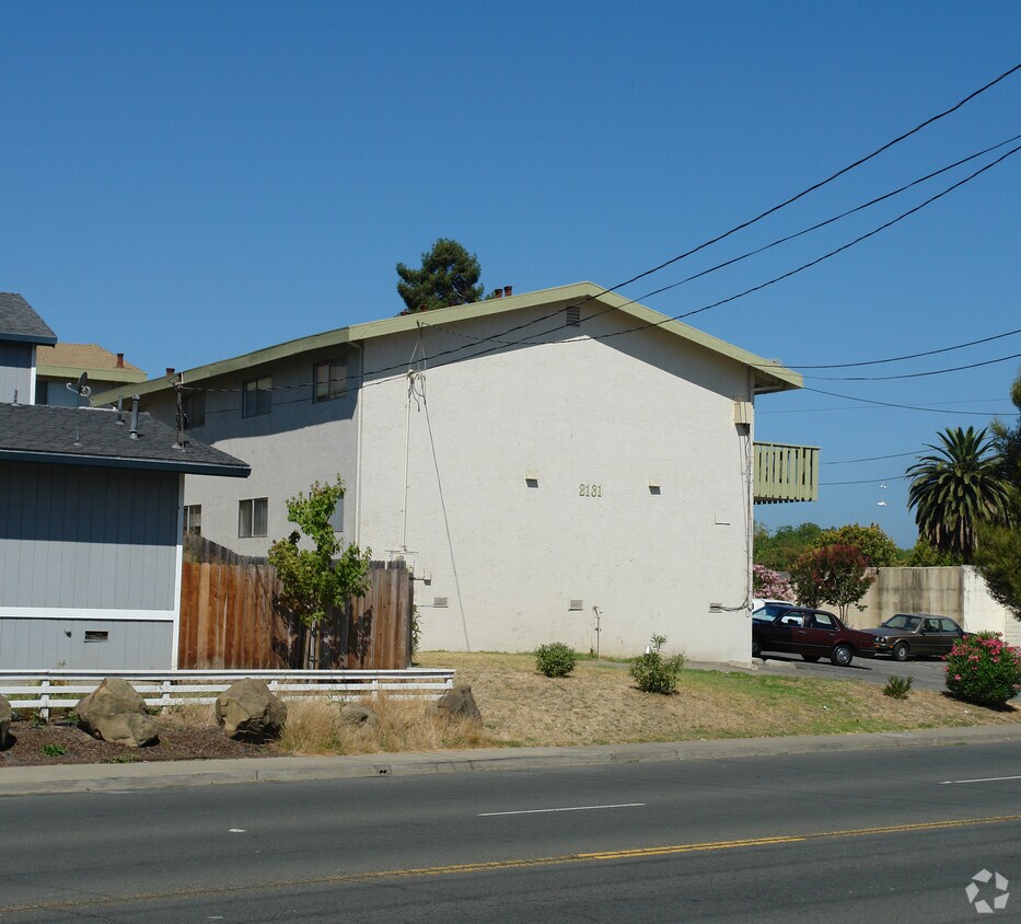 Building Photo - 2131 Sacramento St