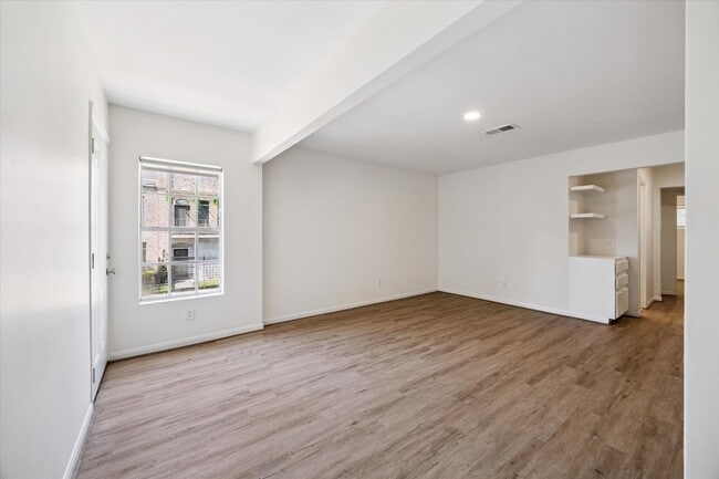 Foto del edificio - 1011 W 10th St