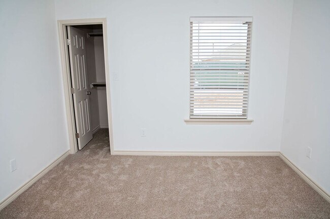 Foto del edificio - Modern Comfort in Lee High School District...