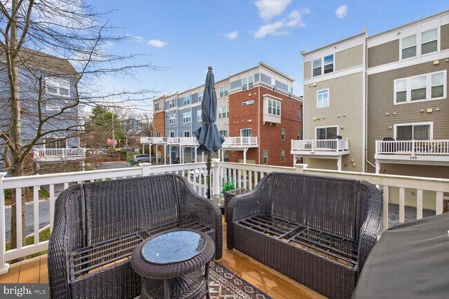 Building Photo - 724 Hendrix Ave