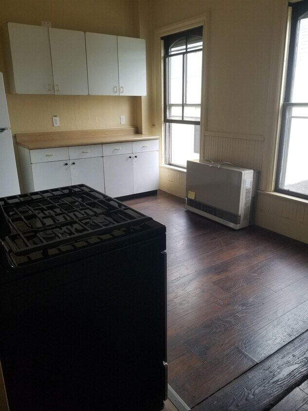 14 Mulberry St Unit 1, Nashua, NH 03060 Room for Rent in Nashua, NH