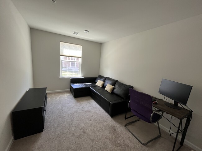 Building Photo - 221 Bamboo Dr