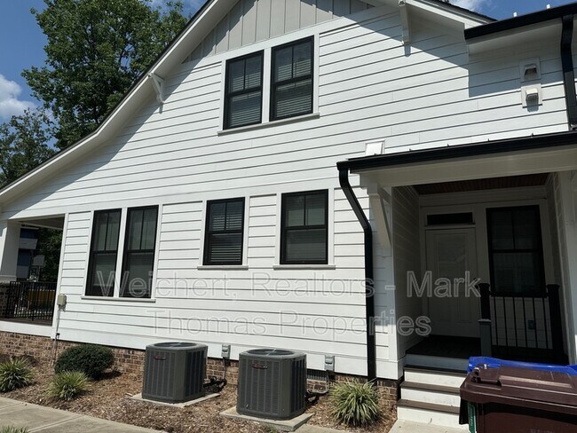 Foto del edificio - 2725 Duke Homestead Rd