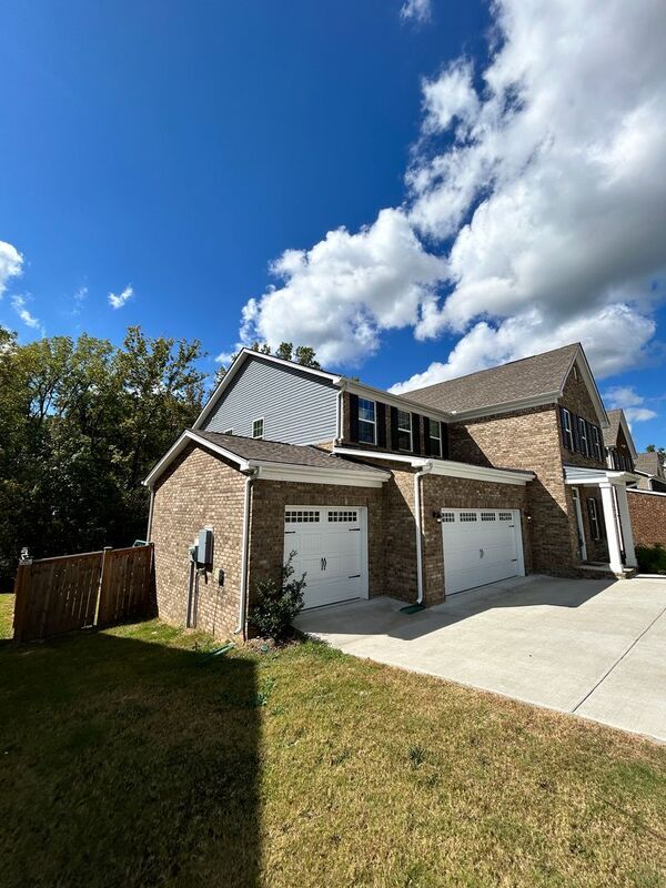 Foto del edificio - 821 Twin Falls Dr