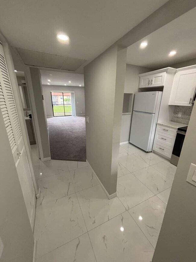 Foto del edificio - 21913 Lake Forest Cir