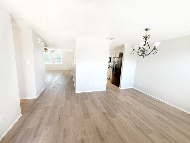 Entrada principal con vista a la sala de estar/cocina. - 1419 Windy Meadows Dr