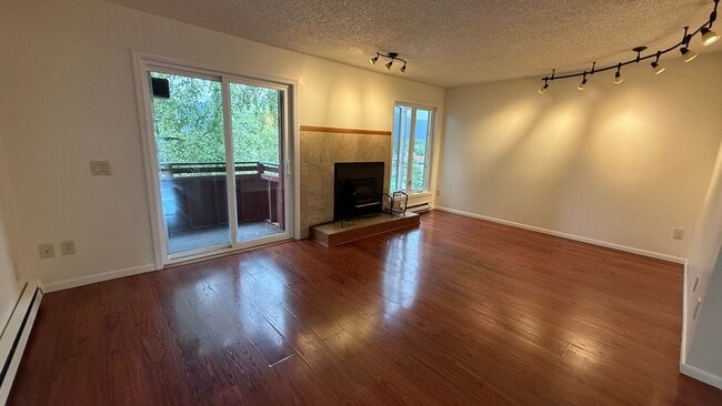 Building Photo - Spunky 3 bedroom 2.5 bath condo near JBER ...