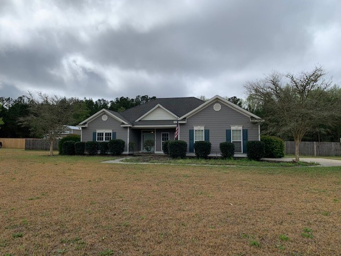 Primary Photo - 4/2 home on 1 acre in N. Lowndes!