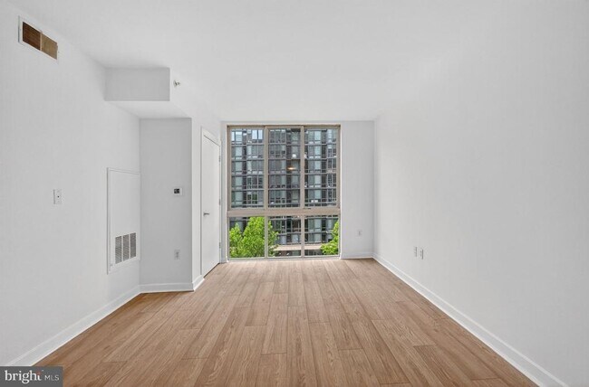 Foto del edificio - 1000 New Jersey Ave SE