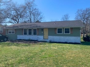 Building Photo - 827 Woodmore Ln
