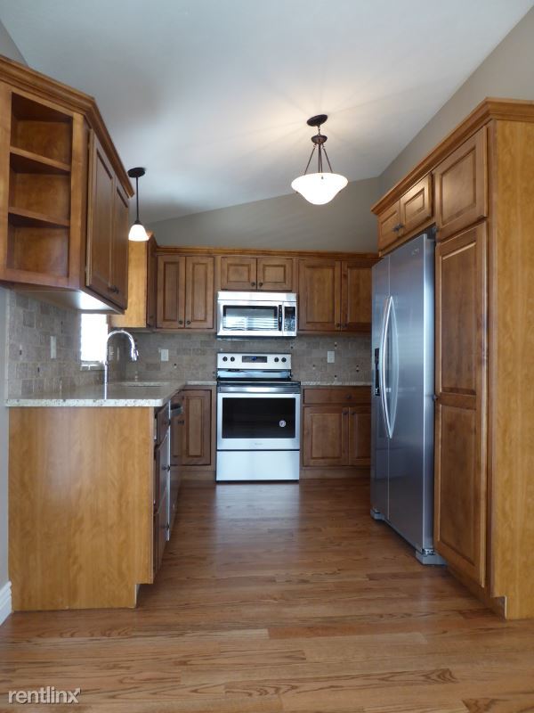 Building Photo - 3 br, 3 bath Townhome - 5909 N. Newport