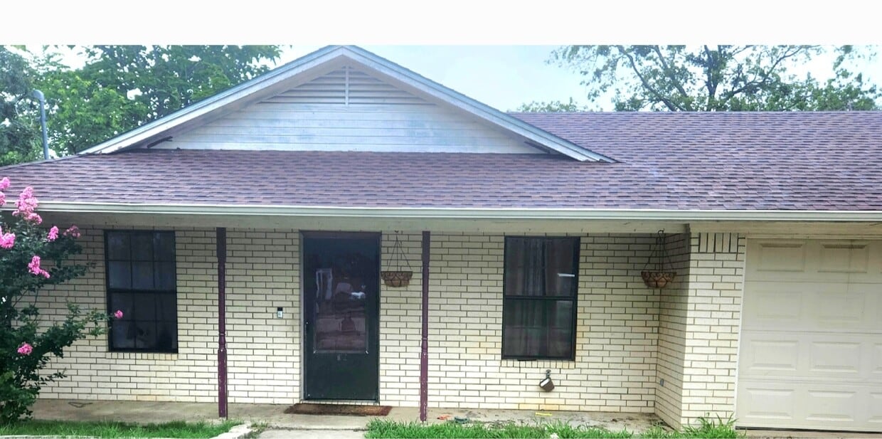 3 BR 2 baths LR DR Kitchen Garage Fence Deck Yard - 408 N 8th St