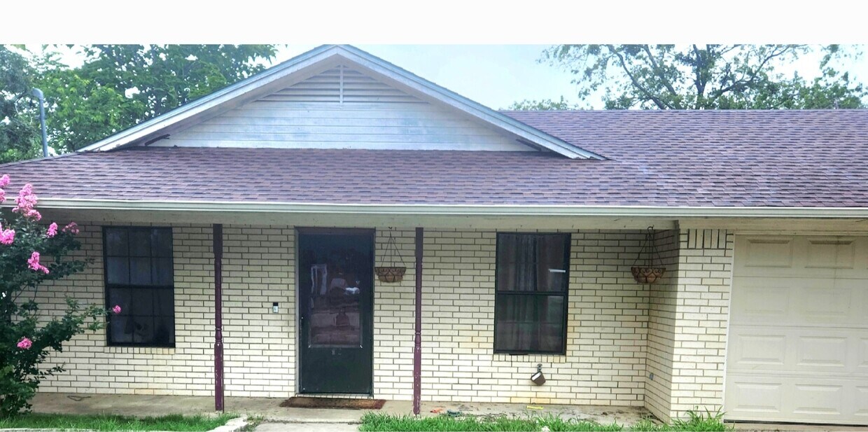 3 BR 2 baths LR DR Kitchen Garage Fence Deck Yard - 408 N 8th St (Sanger, TX)