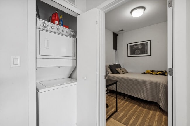 Building Photo - 713 N Milwaukee Ave