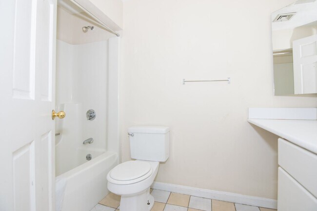 Foto del edificio - CENTRAL AIR - AWESOME ALLSTON 5 BED/3 BATH TOWNHOUSE FOR 9/1
