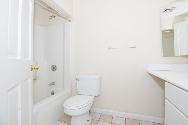 Photo - CENTRAL AIR - AWESOME ALLSTON 5 BED/3 BATH TOWNHOUSE FOR 9/1