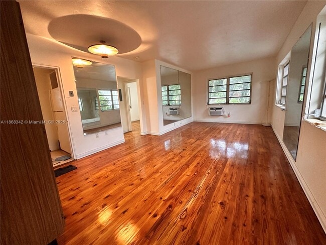 Foto del edificio - 4740 Pine Tree Dr