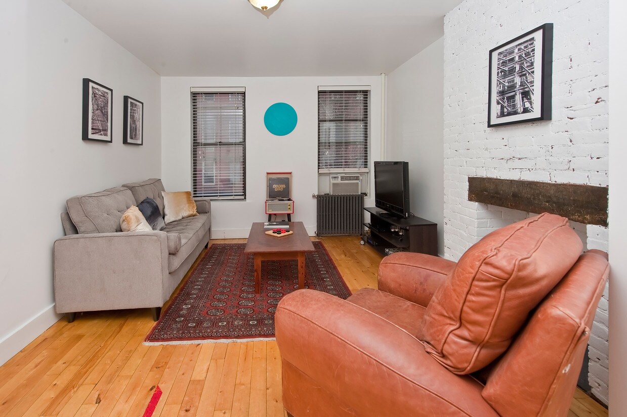 Primary Photo - 218 E 5th St