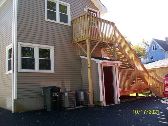Building Photo - 140 Jewett St