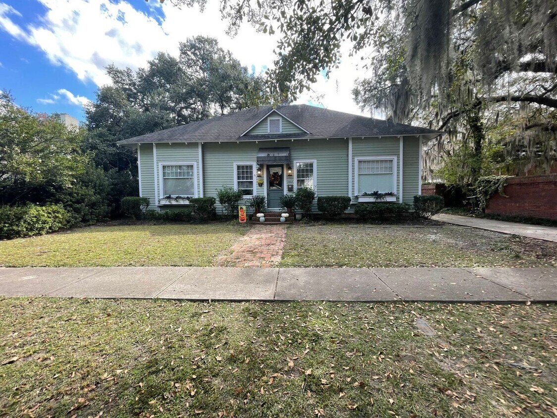 Primary Photo - Charming and spacious 3 bedroom cottage in...