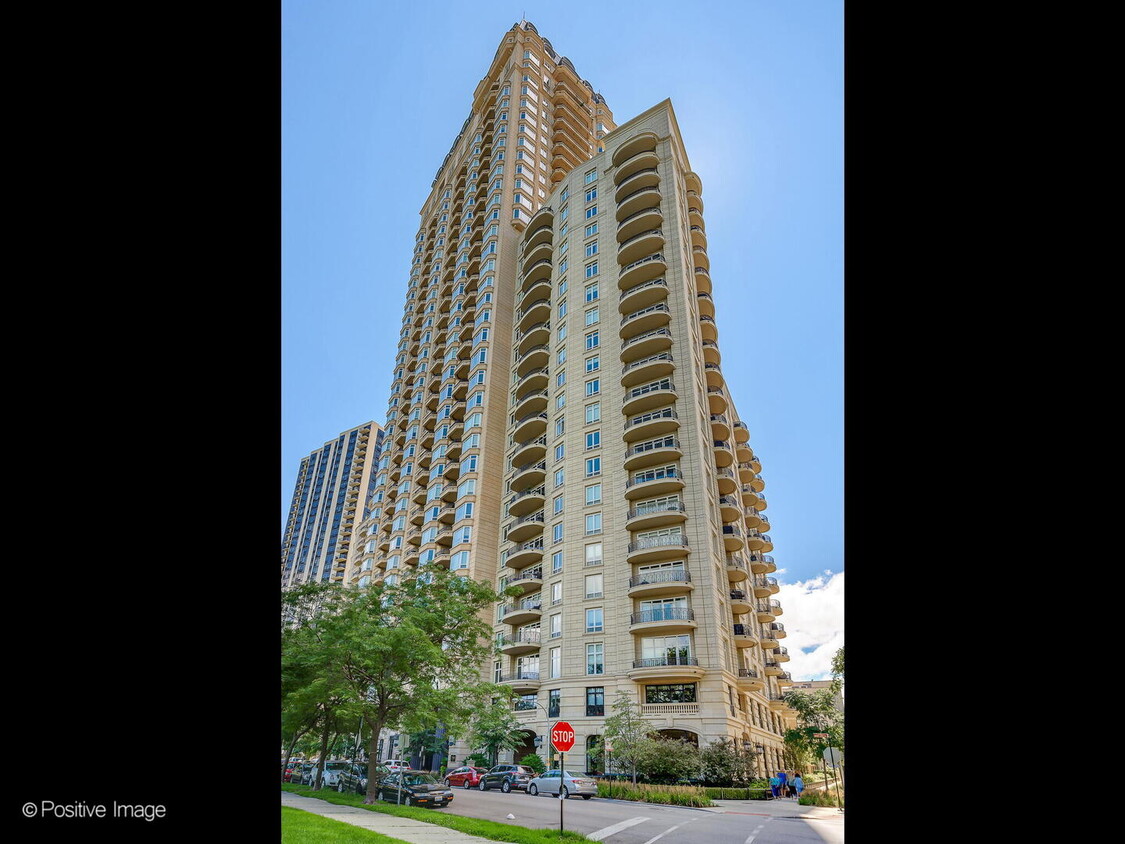 Primary Photo - 2550 N Lakeview Ave