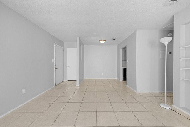Building Photo - Charming 1 Bedroom/1 Bathroom Available Now!