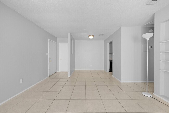 Foto del edificio - Charming 1 Bedroom/1 Bathroom Available Now!