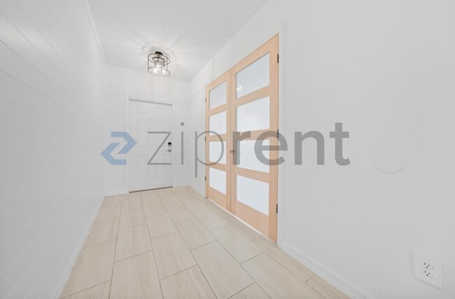 Building Photo - Unit