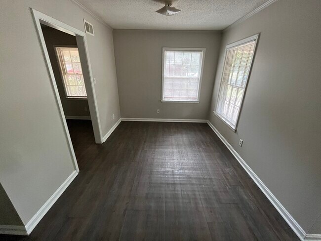 Building Photo - $300 OFF FIRST MONTH'S RENT!