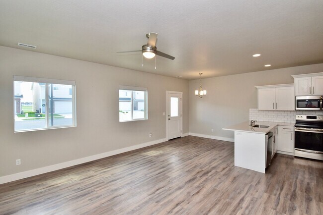 Foto del edificio - 3 Bedroom 2.5 Bath Townhome in West Haven!!