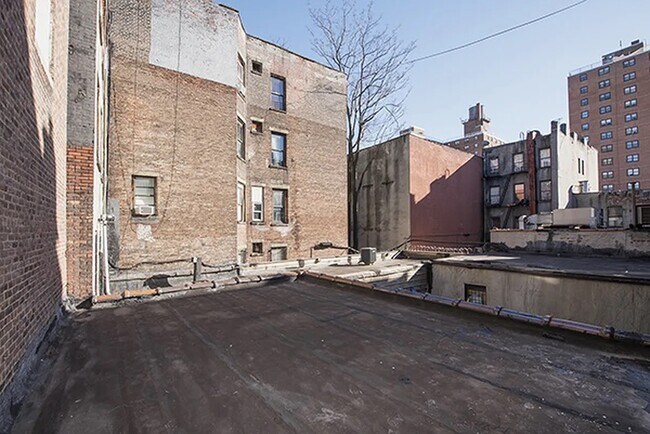 Building Photo - 2254 2nd Ave