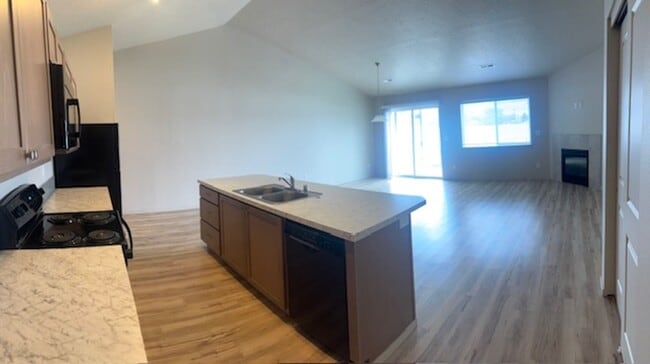 Foto del edificio - Moen Fields 3 Bed 3 Bath Garden Townhome across from Greenacres Elementary